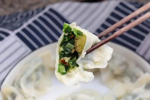  好吃|天一冷就馋热腾腾的饺子，这两种素菜做馅料，比肉馅还好吃