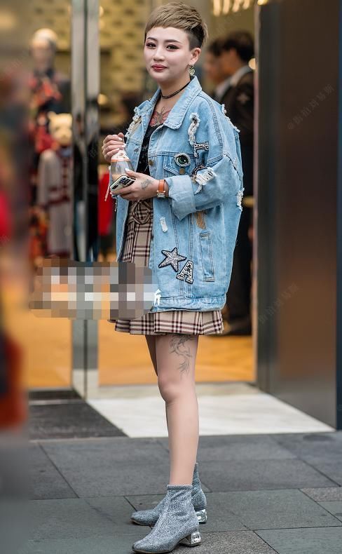  干练|街拍：美女留着男生同款的短发，整体形象很有干练气息