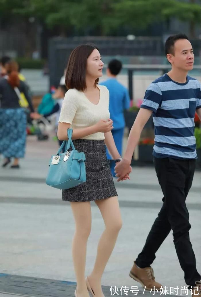 街拍 街拍:打扮简单大方的性感美少妇,优雅的气质男子好福气!