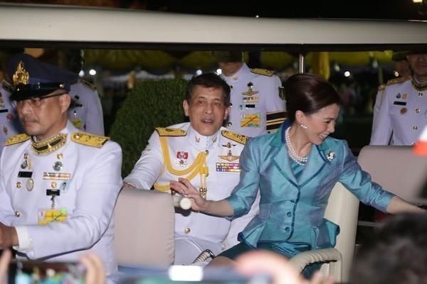 42岁苏提达从头到脚的精致，涂上银色指甲油，配桃花刺绣裙太美！