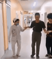 |搞笑GIF:妹子,你把我的步伐全打乱了!