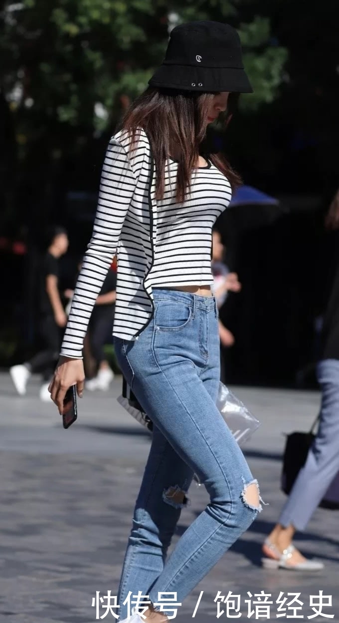 休闲|街拍美女:紧身衣开衫套装搭配破洞牛仔裤,潮流美观又显时尚休闲