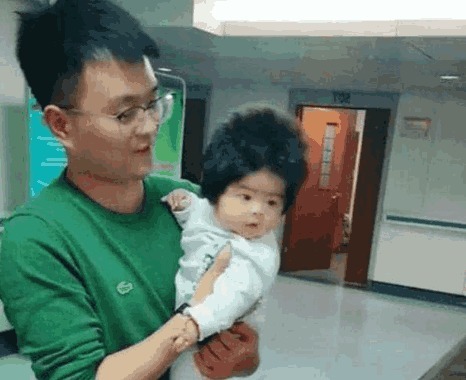 头发|1岁孩子成“万人迷”,路人纷纷拿出手机拍照,都被宝宝头发惊艳