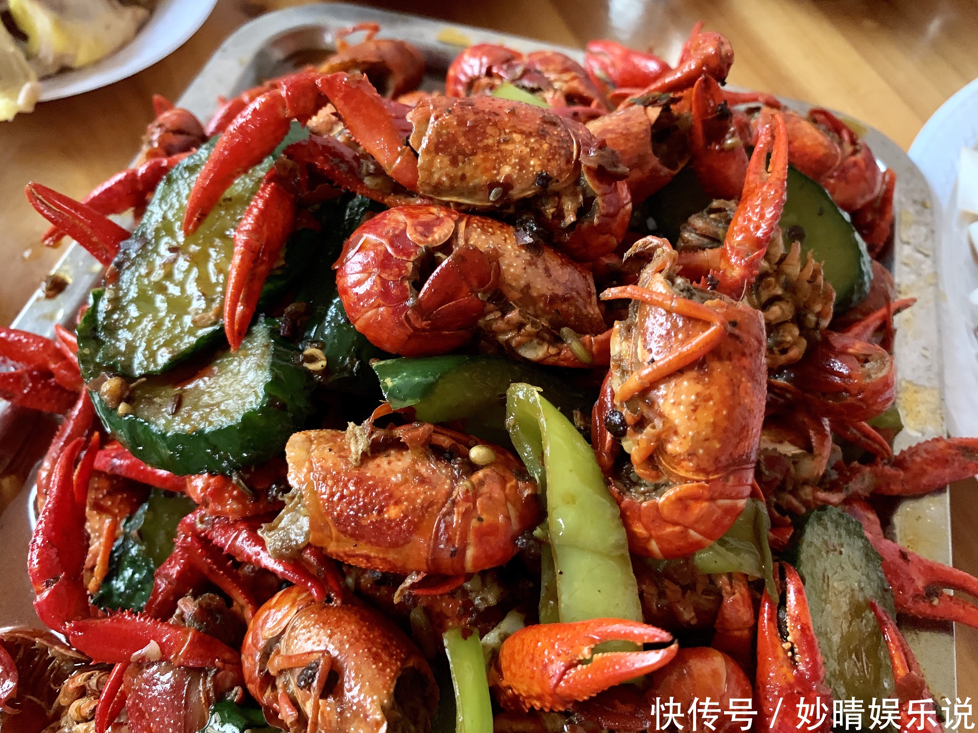 好开心|家庭聚餐做了一大桌子菜,5荤2素2盘水果,一家人都吃得好开心