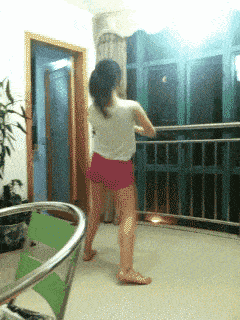 |搞笑GIF:长点心吧 对面住的可都是单身汉啊