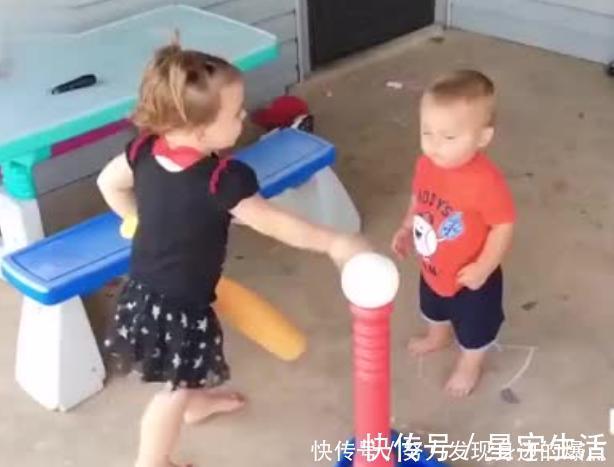 姐姐|5岁弟弟误以为姐姐被欺负,二话不说冲上去,在场观众都笑了