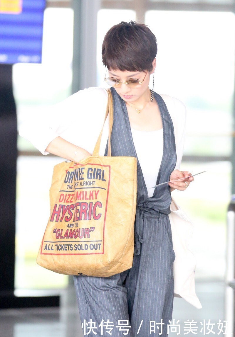 墨镜|马伊琍终于开窍了，穿连体裤配茶色墨镜走机场，洋气了不止一点