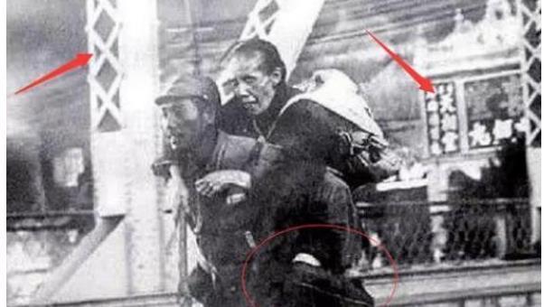老大娘|抗日时期，日军背着老大娘的一张老照片，为何被人大骂