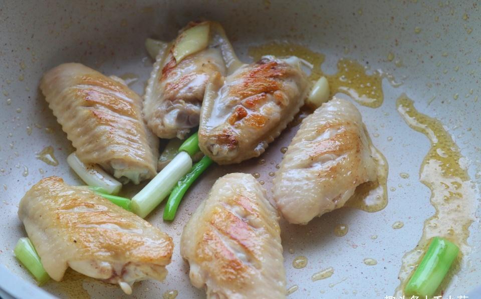 天气转冷,别忘了吃秋天第一菜,炖鸡翅营养美味,贴秋膘首选