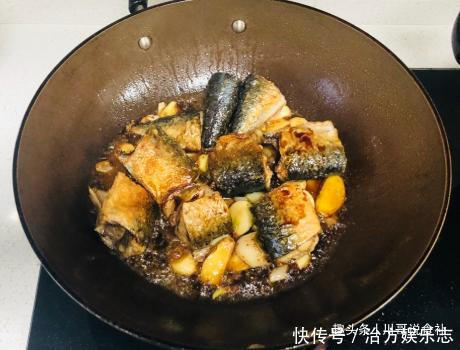 酱油|炖鱼时,别放酱油和醋了,大厨分享1招,鱼肉又鲜又嫩,还不腥