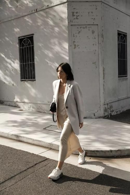 仙女裙+运动鞋=今年最潮穿法，不挑年纪不挑身材，谁穿谁好看