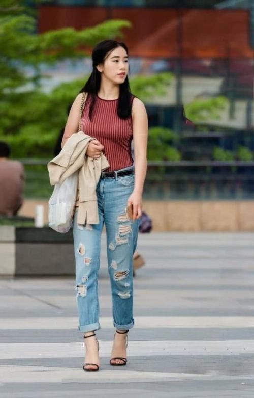 背心|路人街拍，简洁的背心搭配破洞牛仔裤，显得时髦又减龄
