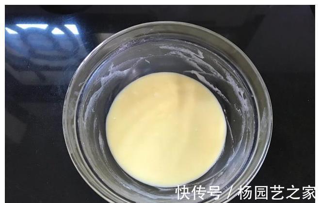 黄油|2个蛋清加1勺面粉,不用打发拌匀就能烤,一口一个嘎嘣脆,太香