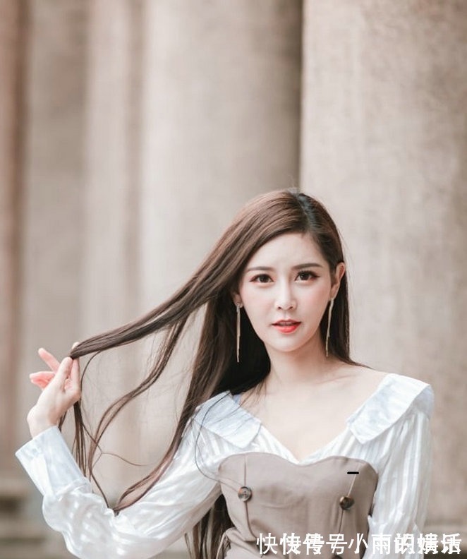 小姐姐 穿着简约的半身裙,配上清爽的背心,让造型显得优雅又靓丽