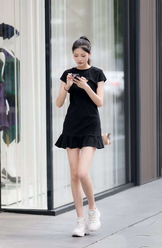马尾辫|马尾辫发型的小姐姐,身穿这黑色的连衣短裙,大长腿美的很出众