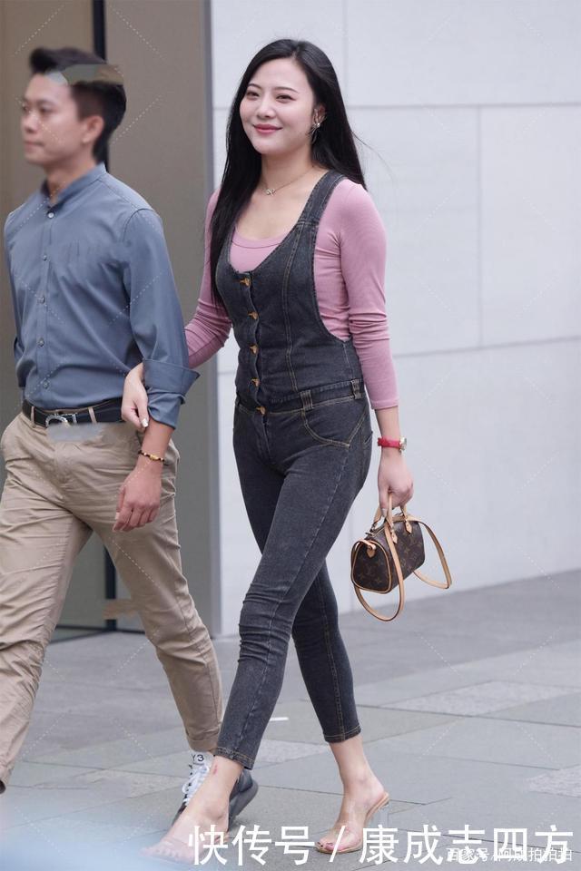 复古古着|皮粉色修身长袖打底,外搭黑色修身牛仔背带裤,清爽时尚