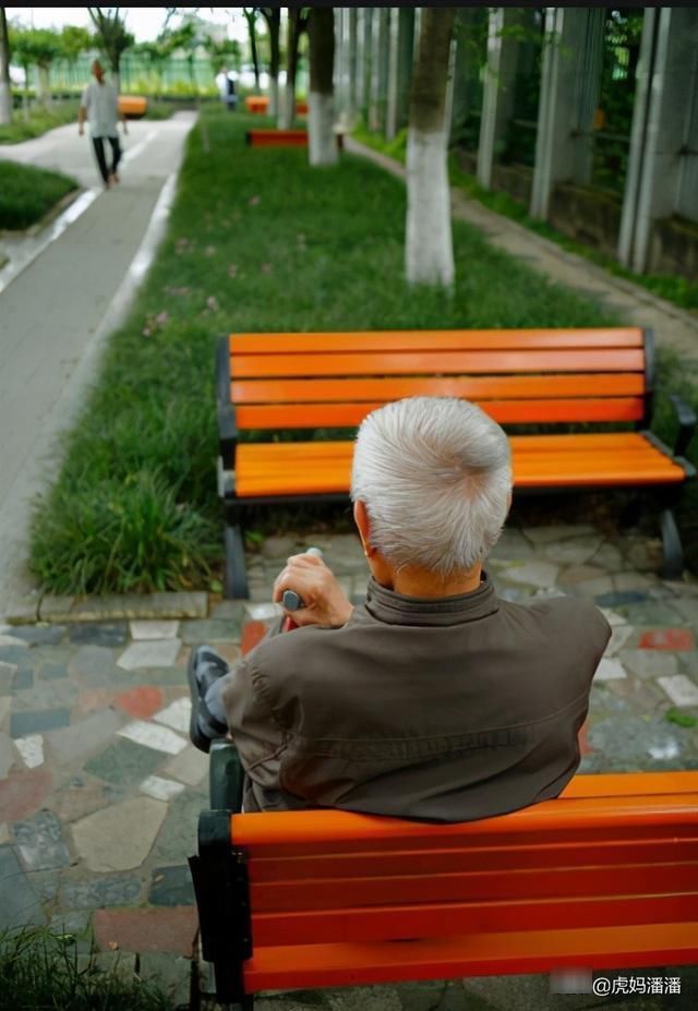 孩子|为什么老人不愿意帮忙带孩子?三位老人的说法,中肯又心酸