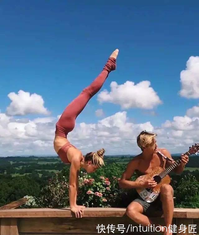 燃脂|24岁瑜伽美女博主,拥有200万粉丝,仅一张自拍照都价值上万