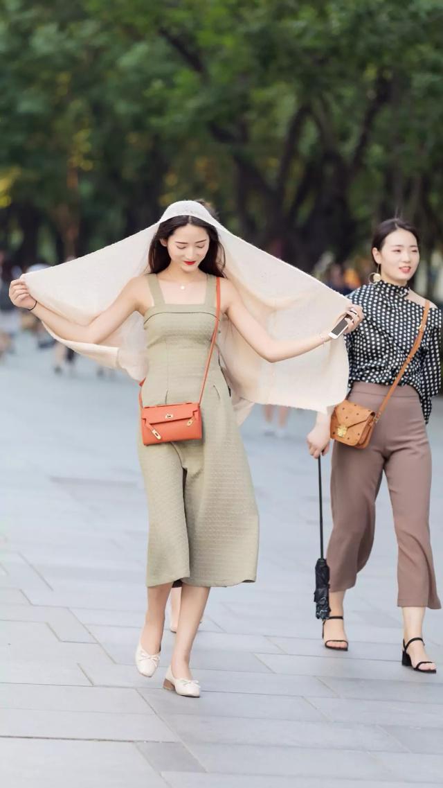 穿着|街拍气质模特美女,穿着让人心动的连衣裙,堪称女神