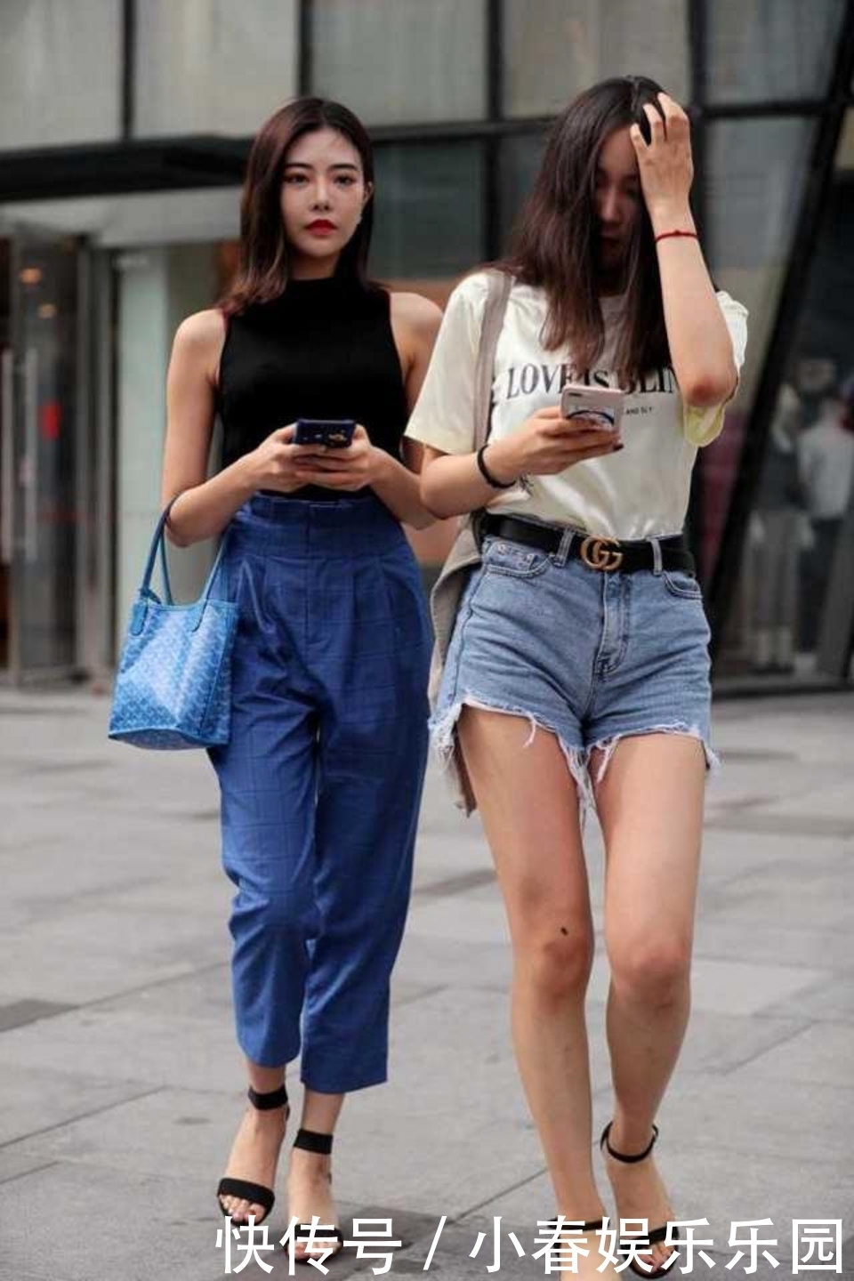 美女|路人街拍,穿挂脖式背心,尽显美女非凡的时髦气质
