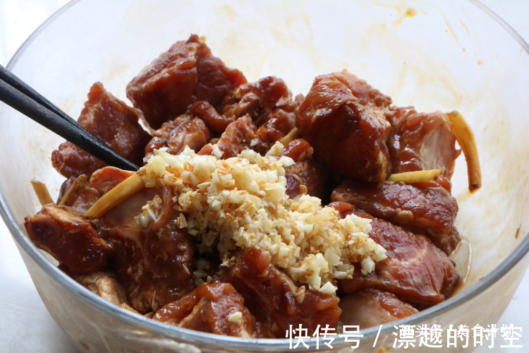 天热排骨别再炖了,教你懒人吃法,不加油不加水,出锅瞬间就吃光