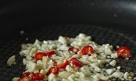 和韭菜是天生一对，钙含量是牛奶的3倍，三块钱炒一盘，太过瘾