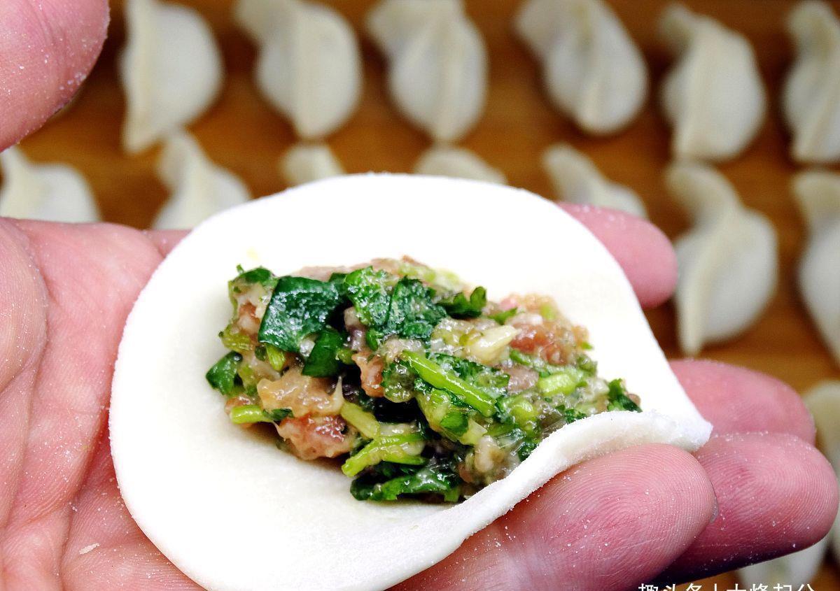 饺子馅|为什么饺子馆的饺子，肉馅打水加菜照样好包？掌握窍门，鲜嫩爆汁