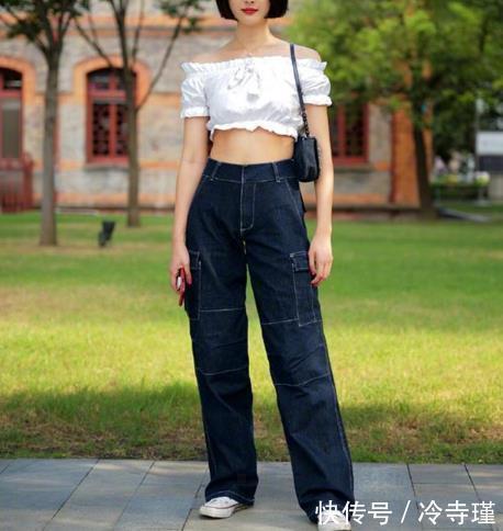 身材高挑|绿色V领网纱上衣,搭配牛仔热裤,包容性强,展露清新少女感