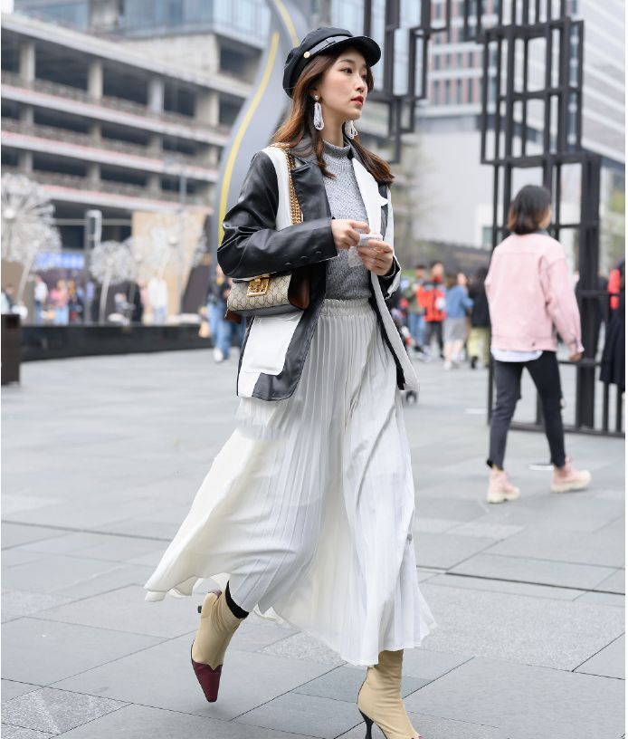 街拍:扎小啾啾的小姐姐好有个性,牛仔褂搭配黑纱裙,好美的感觉