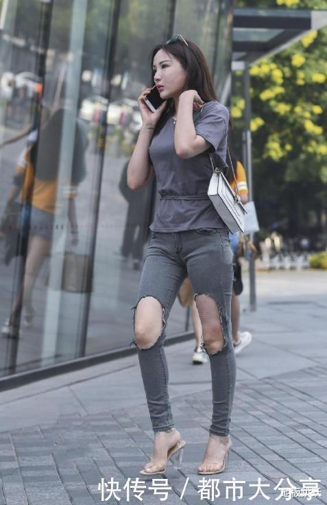 这位阿姨想必是对“破洞”牛仔裤有什么误解,腿都磨“肿”了