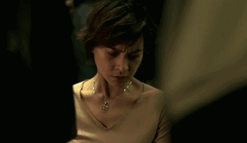 |搞笑GIF：坐地铁时对面坐着一位漂亮的外国妹子，我要搭讪吗