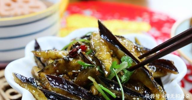 年夜饭茄子超好吃的做法,裹点淀粉,酥香解馋,吃一次忘不了