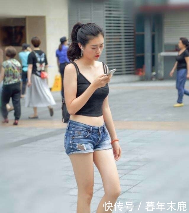 性感|时尚街拍:白色露肩吊带搭配紧身牛仔短裤,尽显性感迷人长腿!