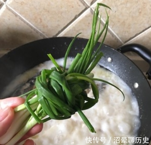腥味|鱼汤颜色白不白,什么时候加水很重要!这时候加,浓白鲜美沒腥味