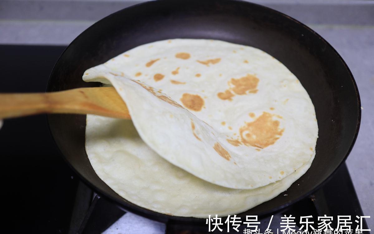 2分钟出锅的烙薄饼，又软又香卷着吃，用凉水还是热水揉面不挑剔