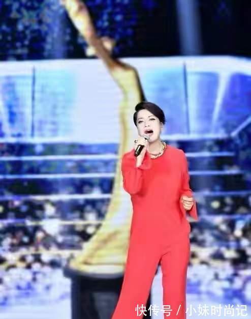 毛阿敏|57岁毛阿敏真敢穿,大红连体裤配大金链子,不仅不俗还很高级