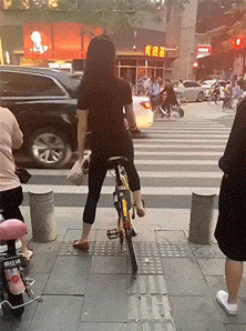 |搞笑动图:妹子:可以的话让我来替换猫咪吧!