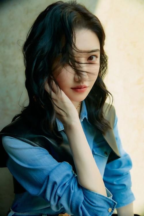 有气质|美女真有气质，穿高开叉牛仔长裙知性迷人，外搭黑色马甲酷飒有范