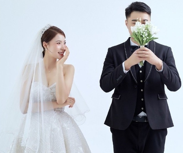 周淼|最美女排队长官宣喜讯!身穿婚纱晒幸福,老公身高比她还高一头