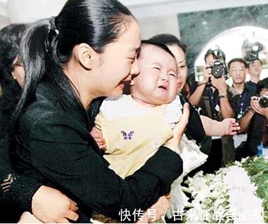 接力棒|2011年丛飞遗孀遗体告别仪式, 5岁女儿默默抹泪,上千名市民送行