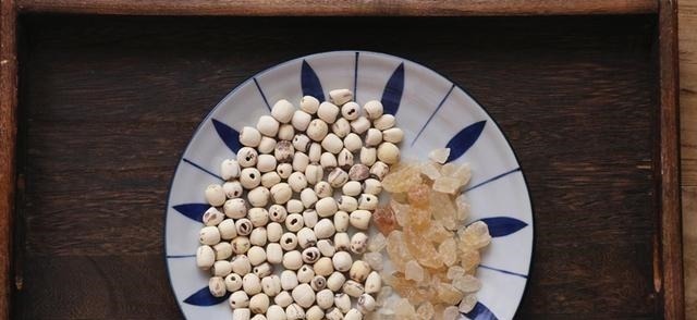80岁奶奶吃了30年莲子，教我正确做法，不煲汤不煮粥，做法很简单！