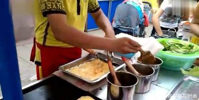 棚子|老两口卖特色早餐,一口锅一个棚子卖22年,食客太经典了!