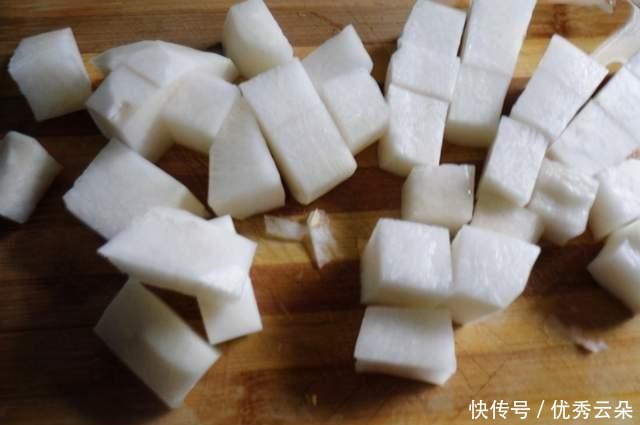 冬天|冬天要多吃羊肉,加1根萝卜做红焖羊肉,不腥不膻,好吃解馋