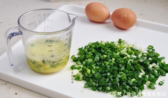 做老味沓馍,标配是春天的小葱,咬一口,外焦里软,喷喷香!