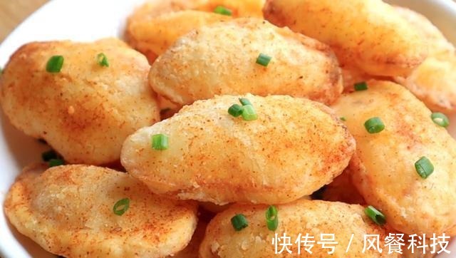 土豆又一个神奇的做法：只要放盐水里泡一泡，个个鼓大泡，真解馋