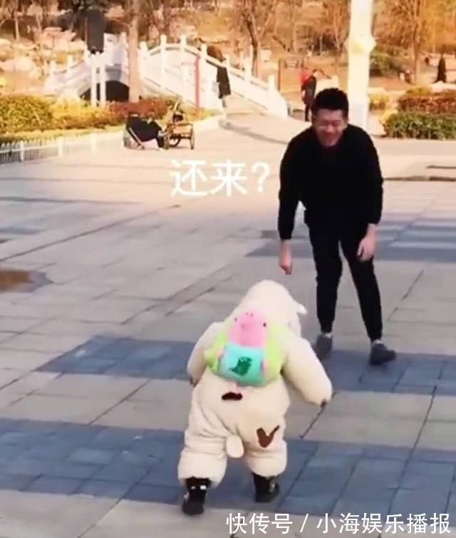 爸爸|爸爸在宝宝面前翻跟头,宝宝不甘示弱,当宝宝翻倒在地时妈妈笑喷