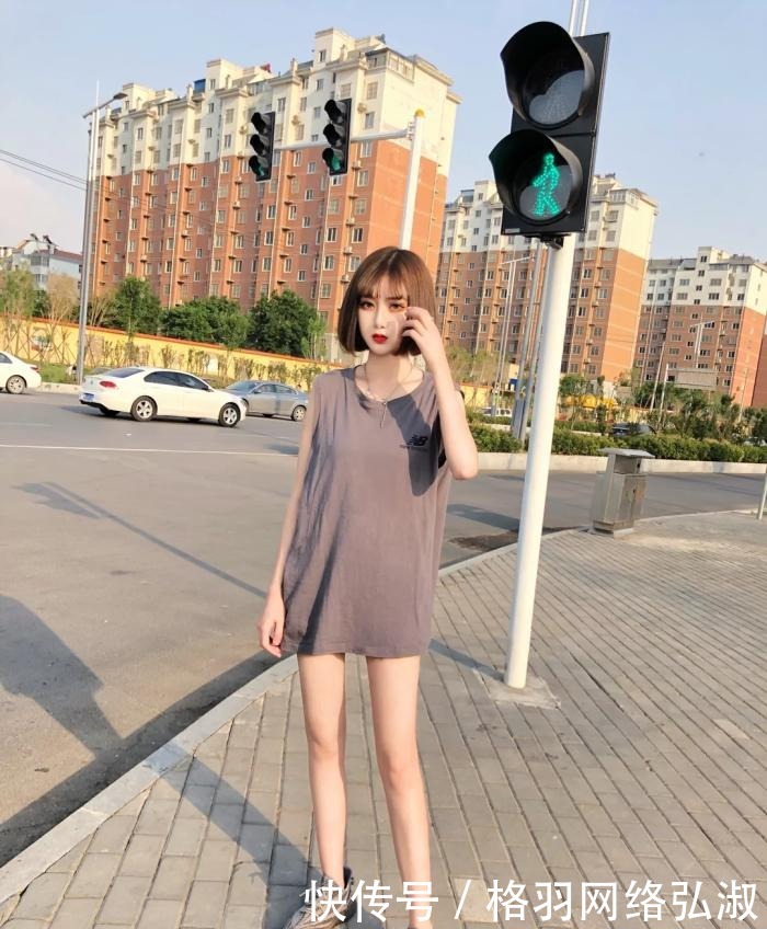 美女|短发美女很精致,一件大码上衣搭配短裤就很潮流!