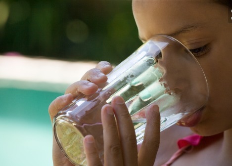 中国居民膳食指南|早晨空腹喝水很养生专家提醒3点不注意,喝了也是白喝