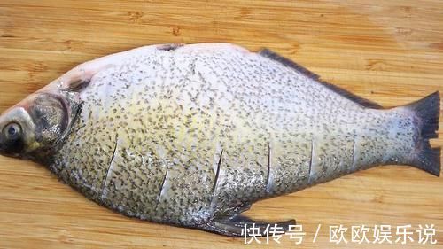 二荆条|煎鱼时，不要撒盐和用姜抹锅底，大厨教你一招，煎鱼不粘锅不破皮