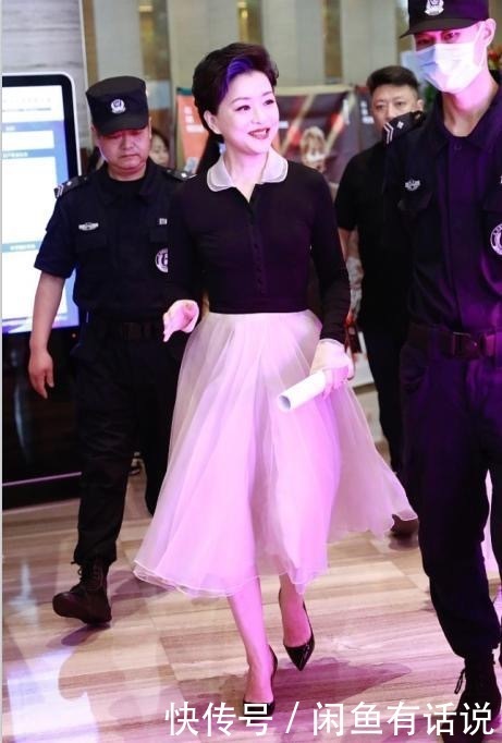 洋气|53岁杨澜越老越时髦,娃娃衫配纱裙不算啥,头上染一撮蓝毛才洋气